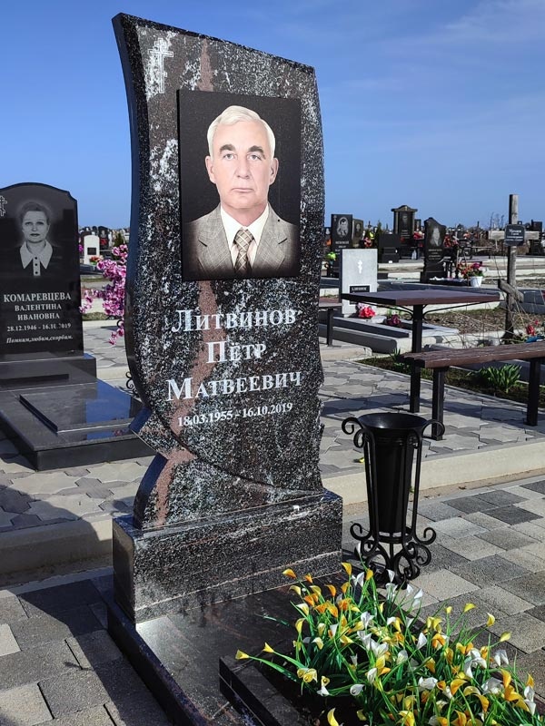 Гранитная стела «Лотос»