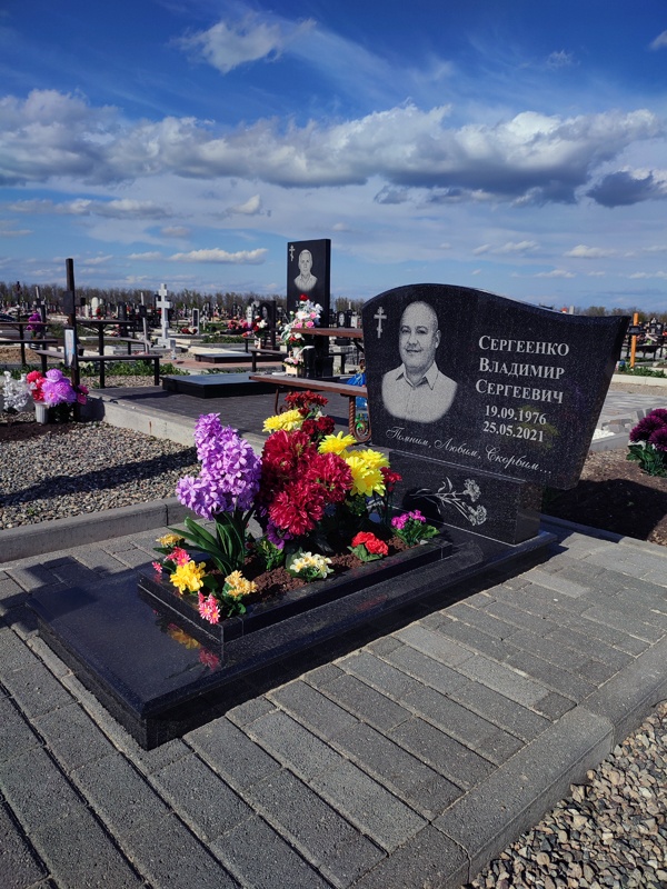 Гранитный памятник "Волна горизонтальная"