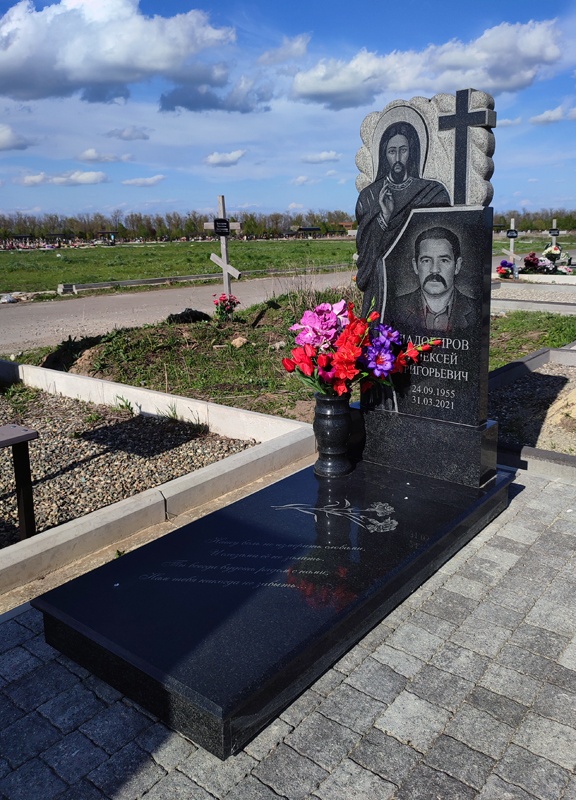 Гранитный памятник «Под защитой»