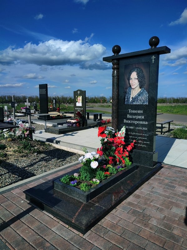Гранитный памятник с колонной «Признание»