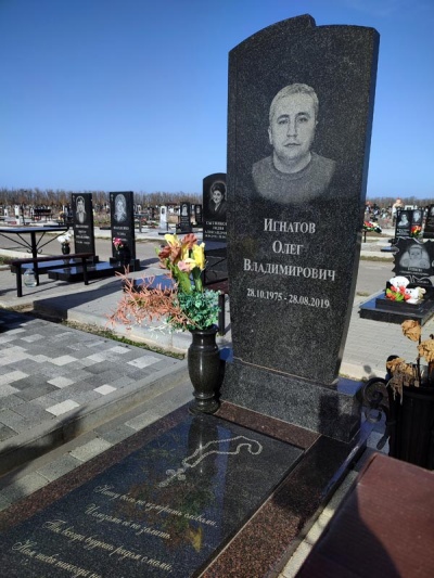 Гранитный памятник «Маяк»