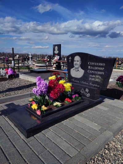Гранитный памятник "Волна горизонтальная"