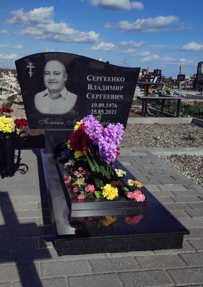 Гранитный памятник "Волна горизонтальная"