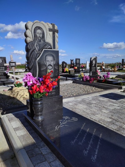 Гранитный памятник «Под защитой»