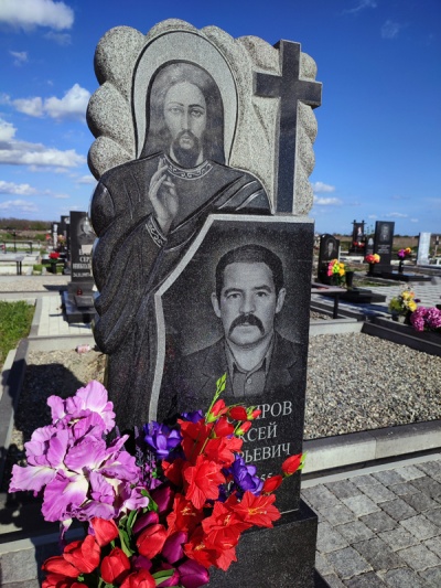 Гранитный памятник «Под защитой»