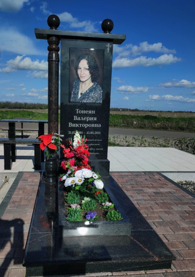 Гранитный памятник с колонной «Признание»