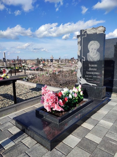 Гранитный памятник «Розы с крестом»