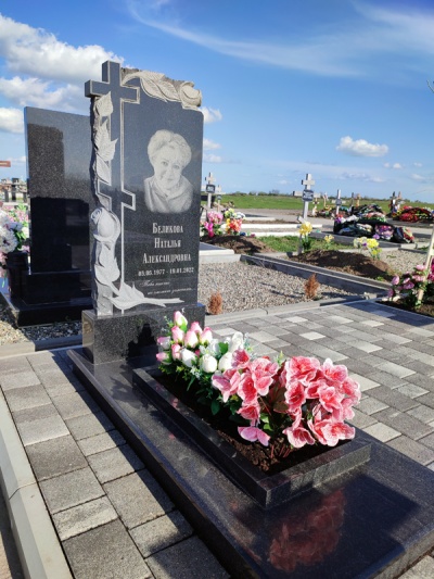 Гранитный памятник «Розы с крестом»